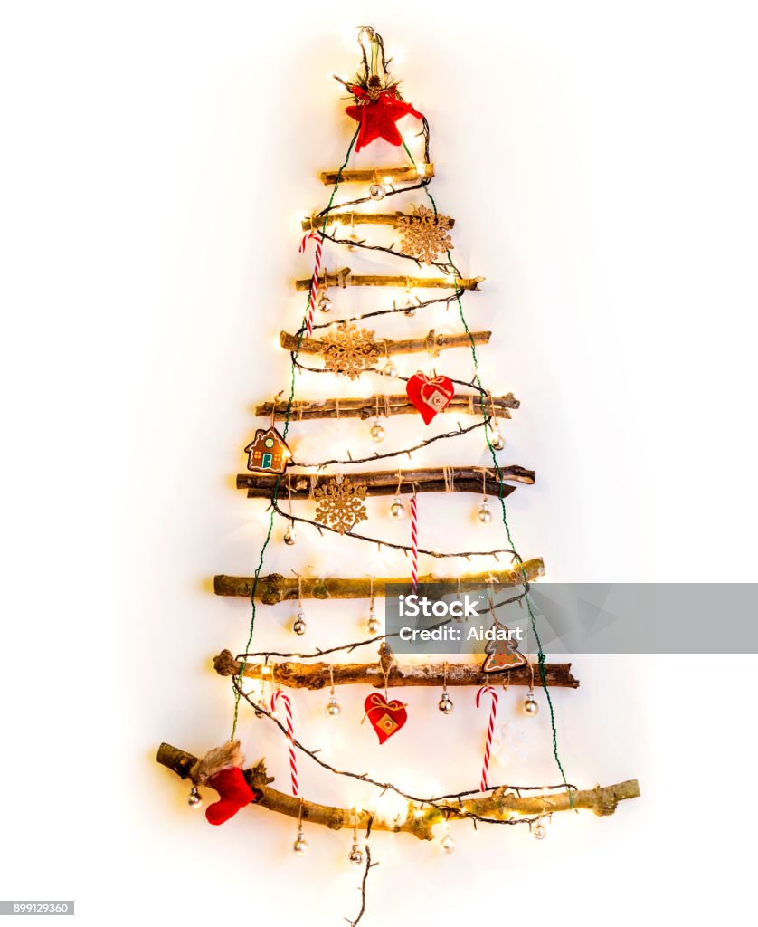 Foto de Árvore De Natal Feita De Galhos Secos e mais fotos de stock de Espiral - Espiral, Hélice - Formas Geométricas, Madeira - iStock Foto de Árvore De Natal Feita De Galhos Secos e mais fotos de stock de Espiral - Espiral, Hélice - Formas Geométricas, Madeira - iStock