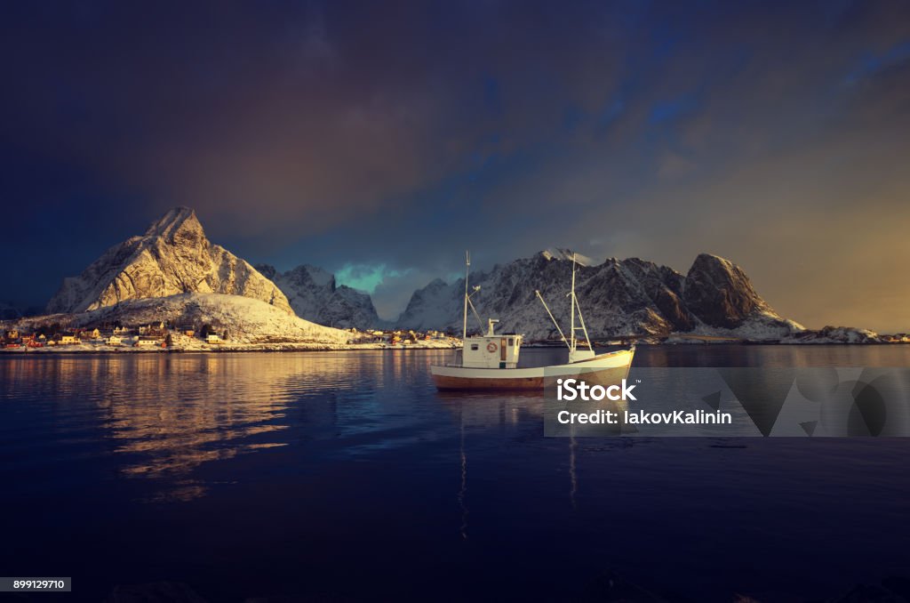 pesca de barco e Reine Village, Ilhas Lofoten, Noruega - Foto de stock de Aldeia royalty-free