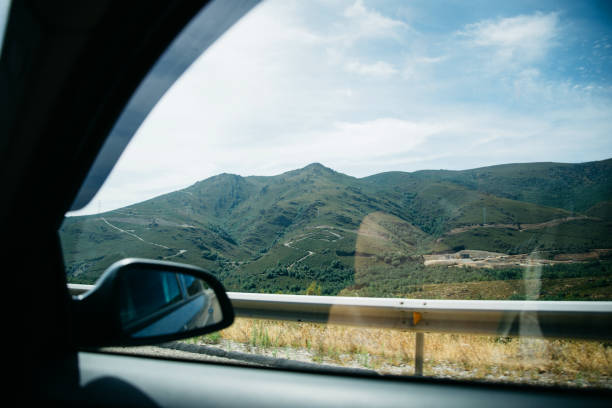 vista desde la ventana del coche en colinas verdes - rear view mirror car mirror sun fotografías e imágenes de stock