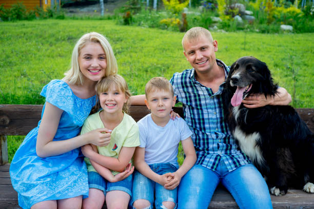istock Family picnic with a dog 899133698