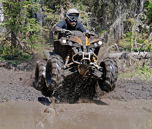 dans la boue - off road vehicle quadbike mud dirt road photos et images de collection