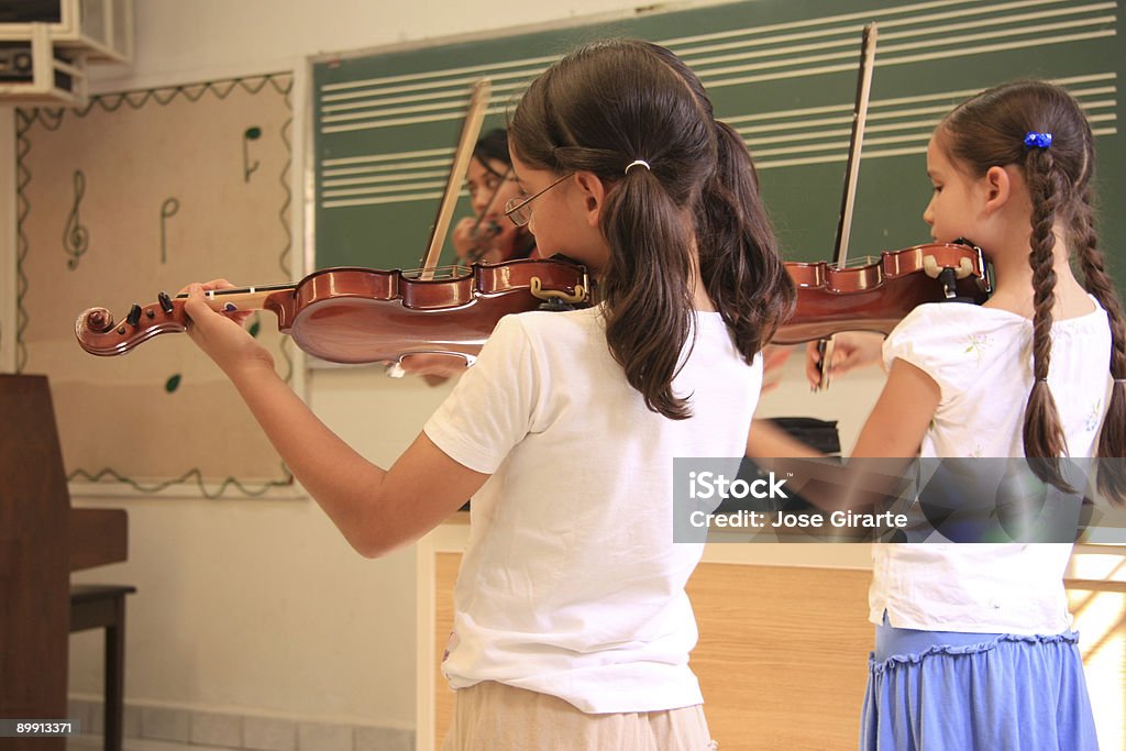 学生のバイオリンレッスン - バイオリンのロイヤリティフリーストックフォト