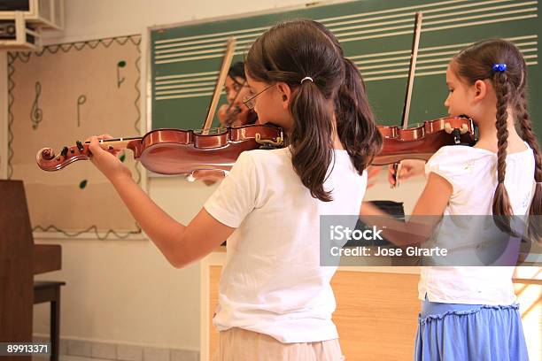 Alunos Na Aula De Violino - Fotografias de stock e mais imagens de Violino - Violino, Criança, Música