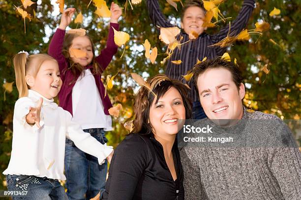 La Famiglia - Fotografie stock e altre immagini di Abbigliamento casual - Abbigliamento casual, Abbracciare una persona, Adulto