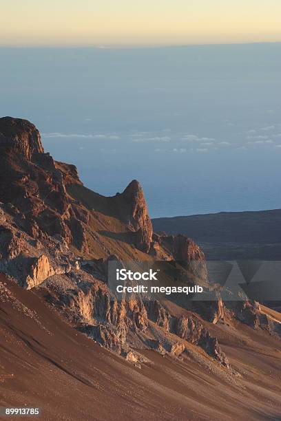 Вулкан Халеакала — стоковые фотографии и другие картинки Без людей - Без людей, Вертикальный, Восход солнца