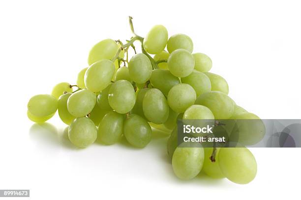 Pęczek Zielonych Winogron - zdjęcia stockowe i więcej obrazów Bez ludzi - Bez ludzi, Białe winogrono, Biały