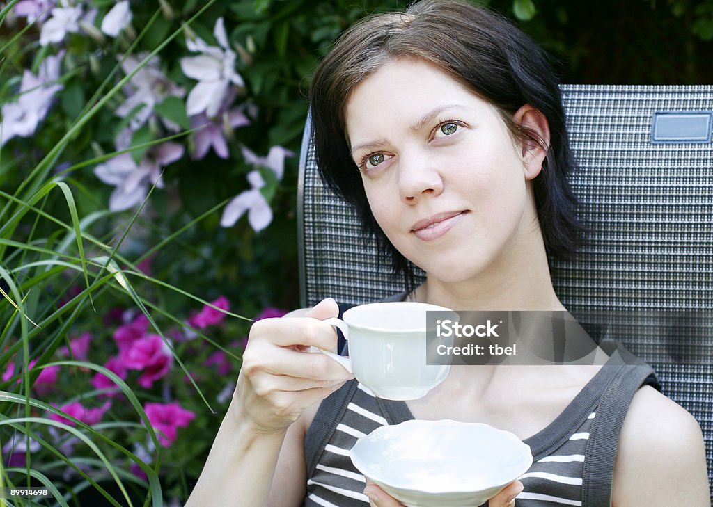 가진 젊은 여자 커피 - 로열티 프리 20-24세 스톡 사진