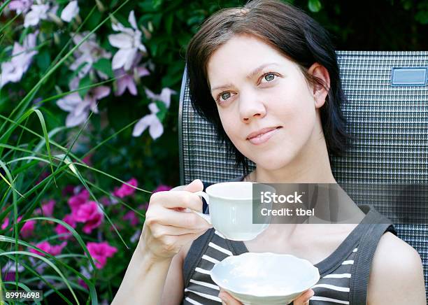 Jovem Mulher Com Café - Fotografias de stock e mais imagens de 20-24 Anos - 20-24 Anos, 20-29 Anos, Adulto