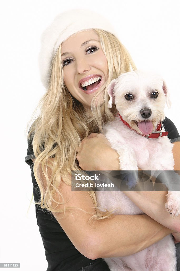 Chica sonriente con cachorro perro - Foto de stock de Abrazar libre de derechos