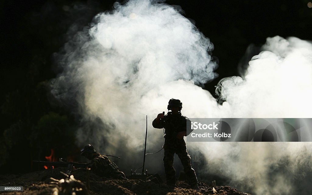 Soldados rádio para ajuda - Foto de stock de Guerra do Vietnã royalty-free