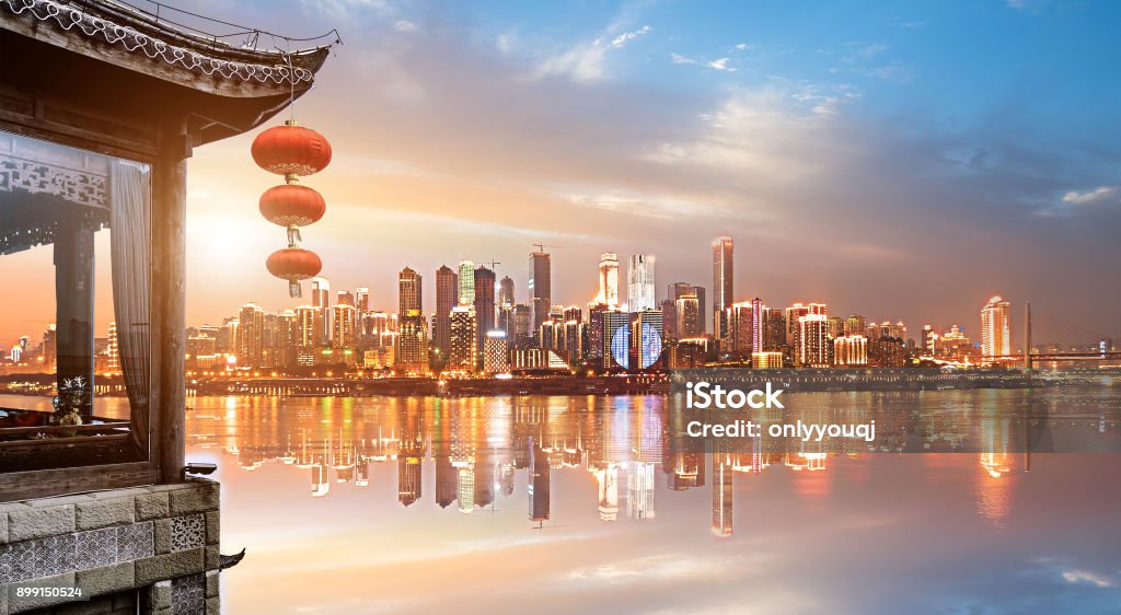 Klassische Loft und moderne Skyline in China Chongqing - Lizenzfrei China Stock-Foto