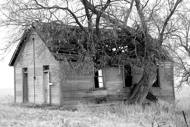 istock Abandoned Farmhouse Black & White 89915300