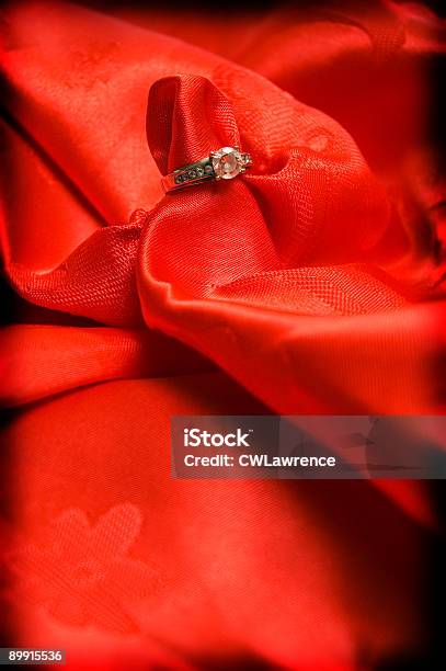 Verlobungsring Auf Rote Seide Stockfoto und mehr Bilder von Bildhintergrund - Bildhintergrund, Diamant, Extreme Nahaufnahme