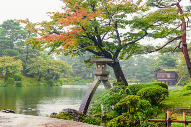 jardin kenrokuen sous la pluie d’automne - titre de livre photos et images de collection