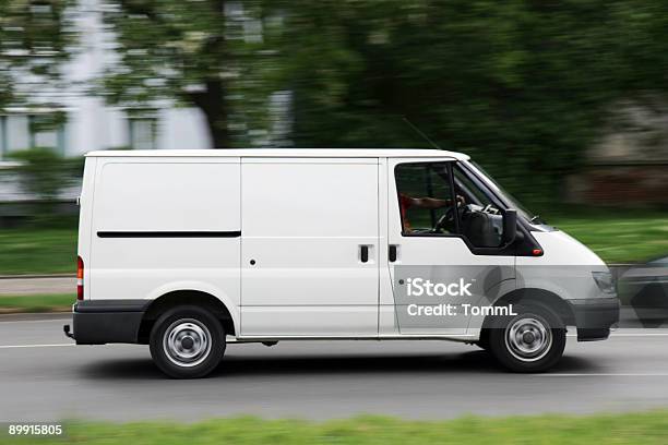 Branco Do Transportador Van Aceleração - Fotografias de stock e mais imagens de Alfalto - Alfalto, Branco, Carrinha - Veículo