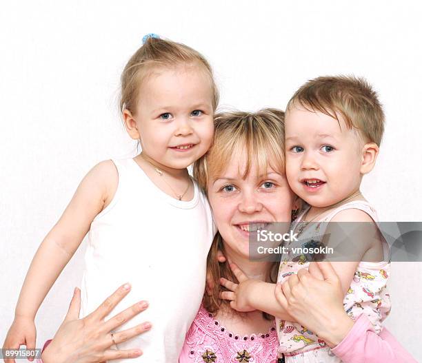 Mutter Sohn Und Tochter Stockfoto und mehr Bilder von Attraktive Frau - Attraktive Frau, Baby, Blick in die Kamera