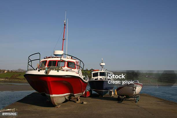 Três Barcos - Fotografias de stock e mais imagens de Atracado - Atracado, Azul, Baía