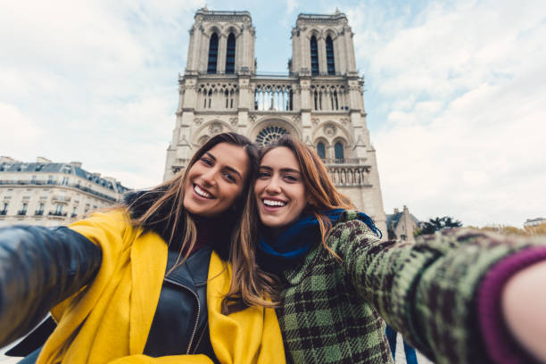 friends in paris taking selfie - travel adventure winter cold imagens e fotografias de stock