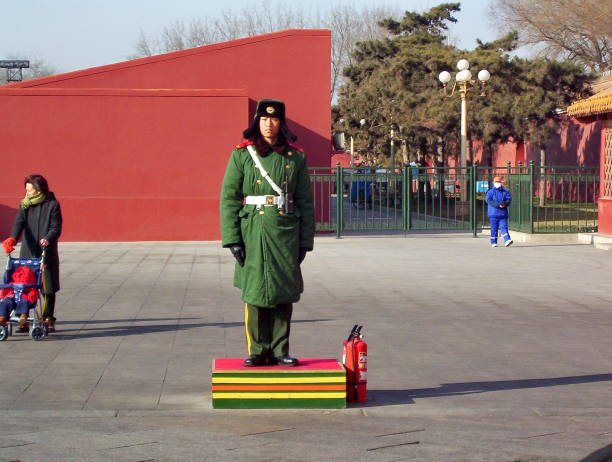 guarda de honra dentro da cidade proibida, pequim, china - honor guard protection security guard tourist - fotografias e filmes do acervo