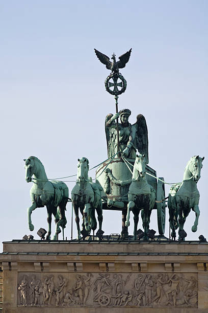 quadriga della porta di brandeburgo - greek goddess quadriga statue brandenburg chariot foto e immagini stock