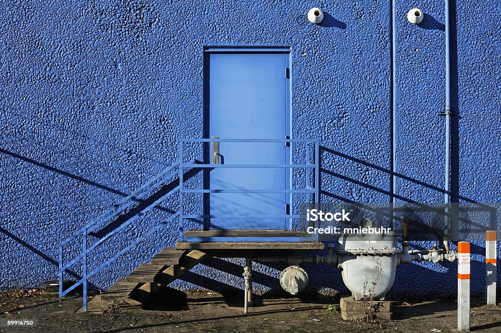 브라이트 블루 등근육 문 입구-직원 전용 - 로열티 프리 건물 외관 스톡 사진