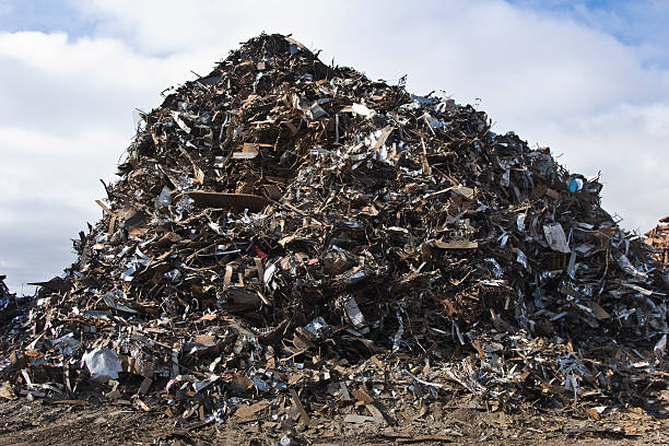 istock Giant pile of scrap 89917043