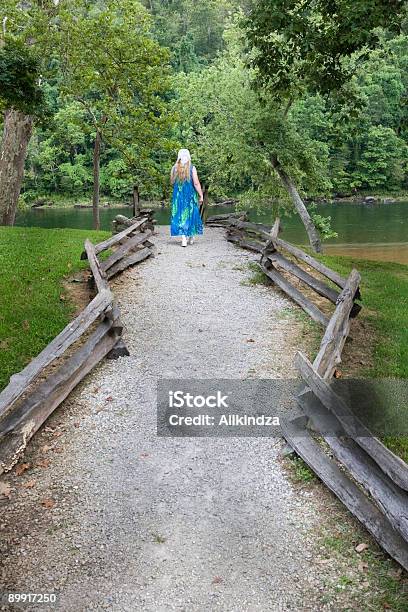 Gehen Sie Zu Den Fluss Stockfoto und mehr Bilder von Babuschka-Kopftuch - Babuschka-Kopftuch, Blau, Erwachsene Person