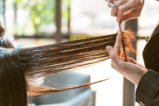 il parrucchiere taglia i capelli - tagliare i capelli foto e immagini stock