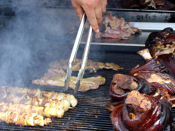 griglia per barbecue - spit roasted barbecue grill barbecue pork foto e immagini stock