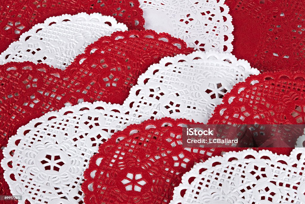 doilies em forma de coração dia dos namorados em fundo vermelho e branco - Foto de stock de Amor royalty-free