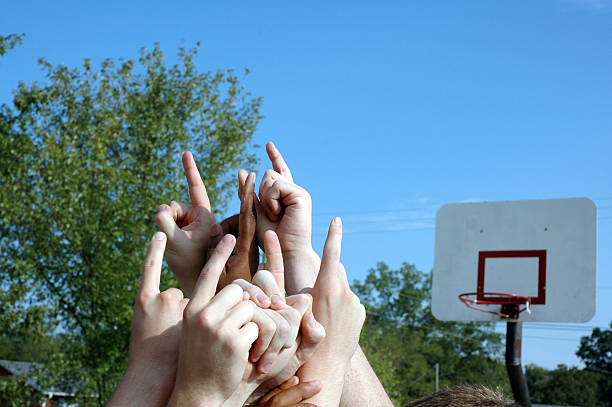 победители - basketball sport human hand reaching стоковые фото и изображения