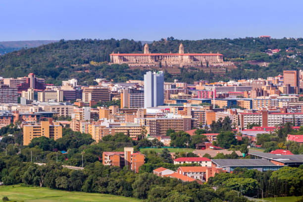 paysage urbain de pretoria avec union buildings - pretoria photos et images de collection