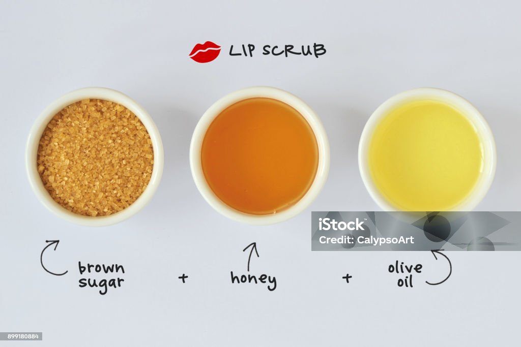 Hausgemachte Lippe Peeling gemacht aus braunem Zucker, Honig und Olivenöl - Lizenzfrei Honig Stock-Foto