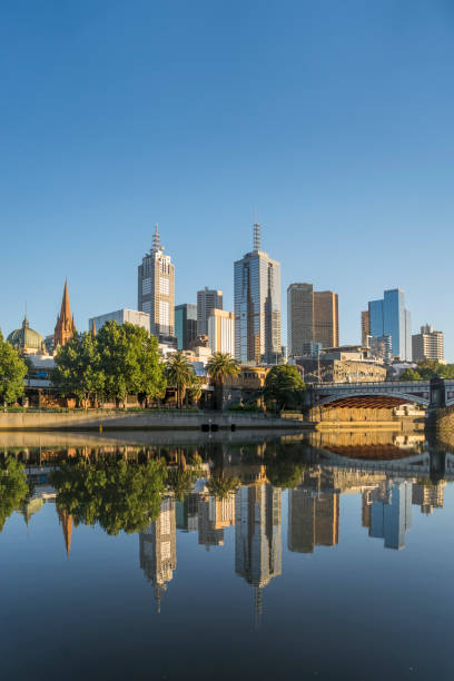 melbourne refletida no rio yarra - australia office building melbourne skyline - fotografias e filmes do acervo