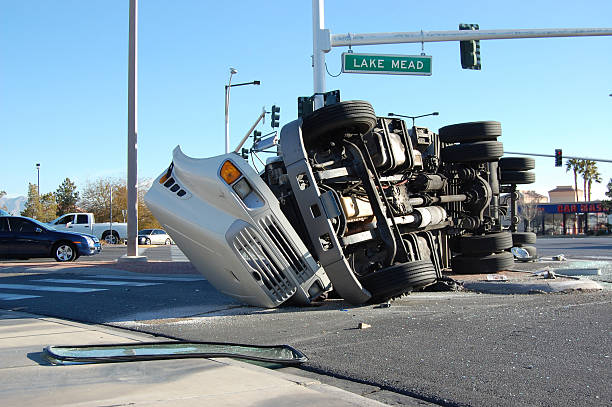 overturned truck - 鉸接式貨車 個照片及圖片檔