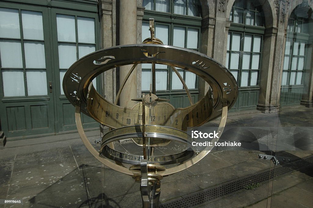 Antiguo reloj de sol en exhibición en Zwinger, Dresden - Foto de stock de Ciencia libre de derechos