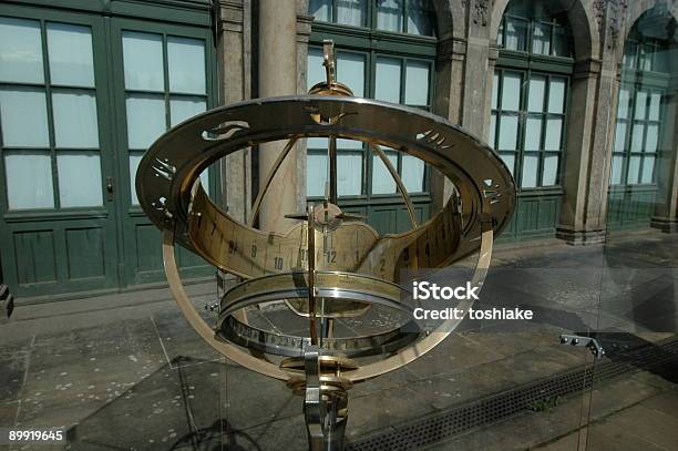 Antigo Relógio De Sol No Visor Em Zwinger Dresden - Fotografias de stock e mais imagens de Ciência - Ciência, Museu, Alemanha