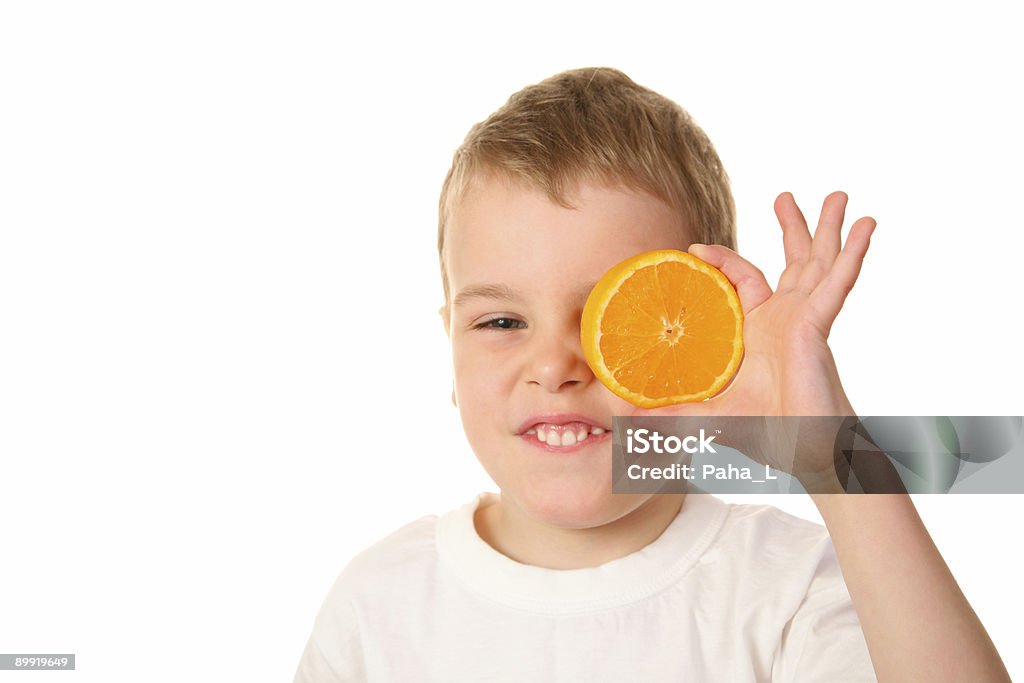 Niño con naranja - Foto de stock de Comer libre de derechos
