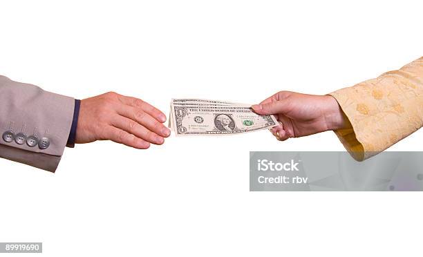 Mulher Dando Dinheiro Para Homem - Fotografias de stock e mais imagens de Acordo - Acordo, Adulto, Apertar a Mão