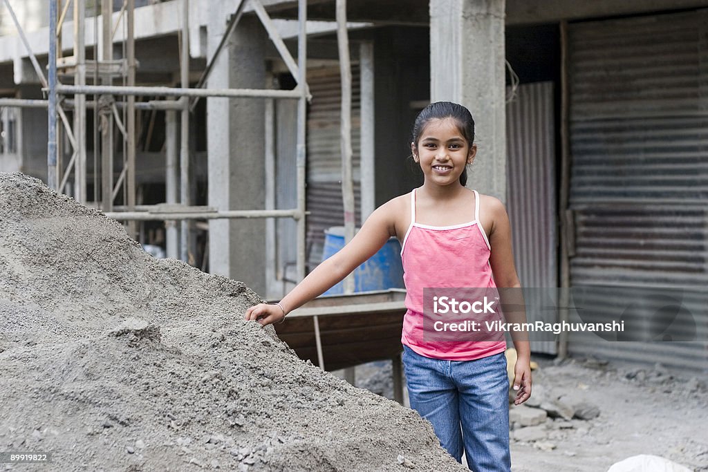 Jeden radosny indyjski azjatycki kobieta dziecko dziewczynka odkryty plac budowy - Zbiór zdjęć royalty-free (Azja)