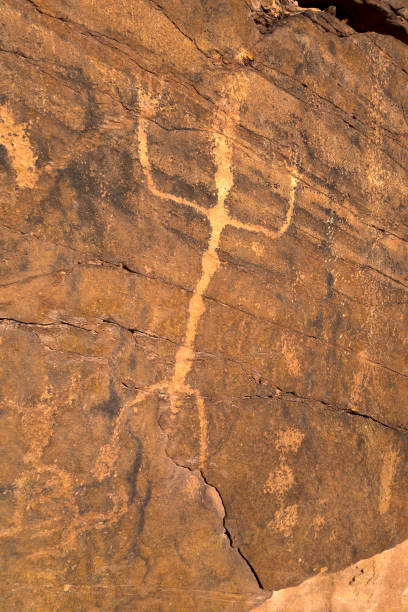 petroglifo de persona de palo - cave painting indigenous culture art arizona fotografías e imágenes de stock