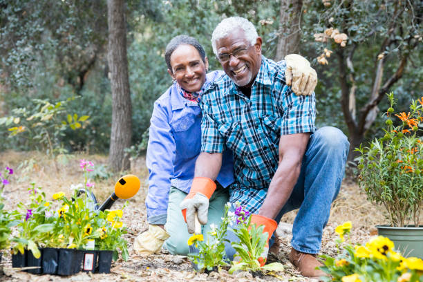 istock Senior Black Couple Gardening 899199450