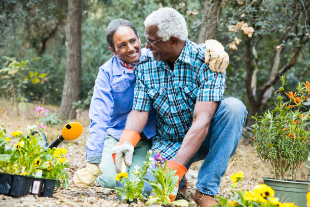 istock Senior Black Couple Gardening 899199532