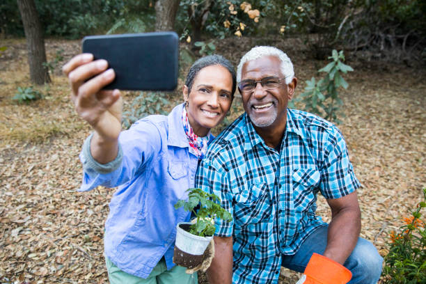 istock Senior Black Couple Gardening Taking a Selfie 899199564