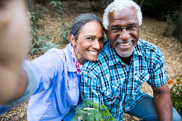 старший черная пара садоводство принимая селфи - gardening couple senior adult ethnic стоковые фото и изображения