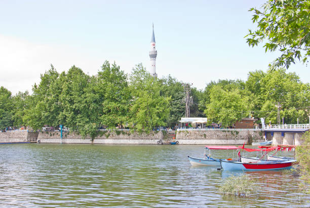 pueblo de la isla de golyazi en lago ulubat, bursa, turquía - turkish culture turkey fishing boat fishing fotografías e imágenes de stock