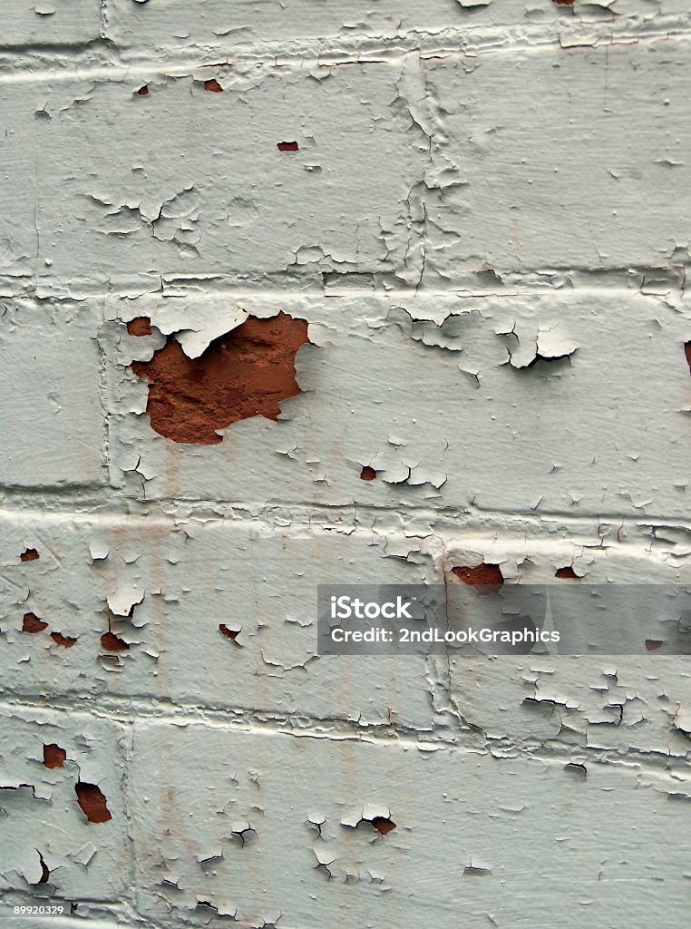 Peinture écaillée de brique rouge peinture - Photo de Blanc libre de droits