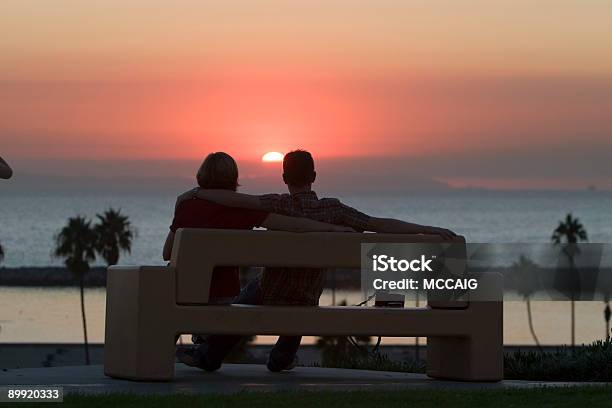 Paar Auf Bank Im Sonnenuntergang Stockfoto und mehr Bilder von Dating - Dating, Eleganz, Erwachsene Person