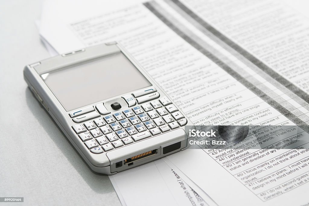 Un ordinateur portable () sur les documents rangement - Photo de Abstrait libre de droits