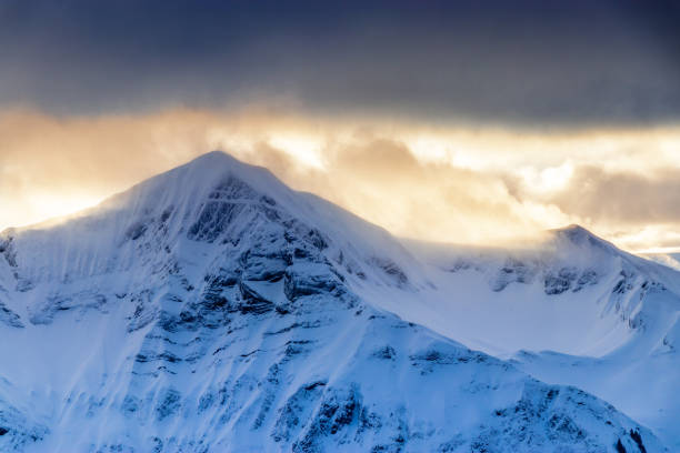 morgensonne über eine fantastische berglandschaft zu durchbrechen - monch sun snow european alps stock-fotos und bilder